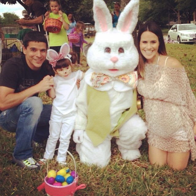 Diogo, Malu e Fernanda Pontes posaram com o coelho da Páscoa (Foto: instagram / reprodução)