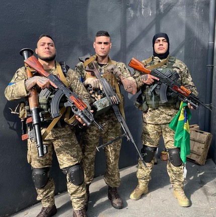 Os brasileiros Leanderson Paulino, André Kirvaitis e André Hack Bahi: combatentes voluntários na guerra da Ucrânia contra invasão Russa. — Foto: Reprodução / Instagram