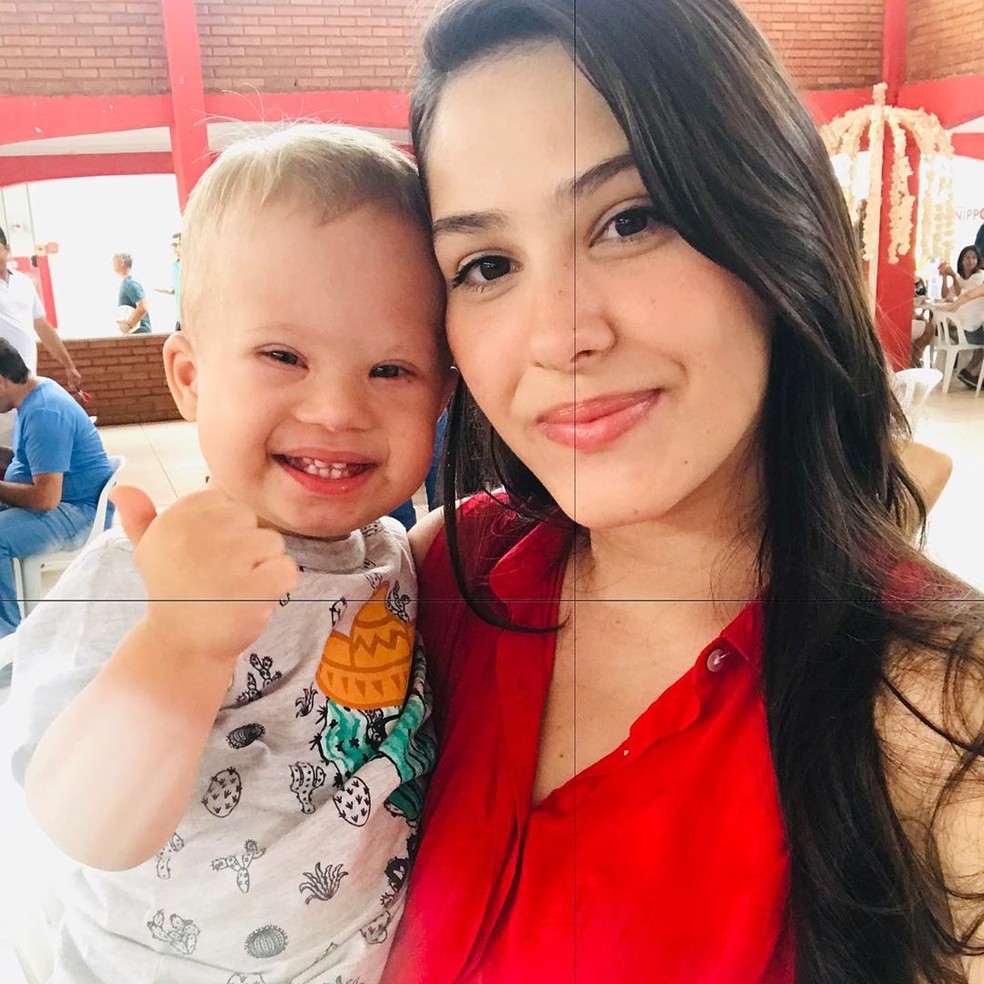 Lorenzo com a m&atilde;e Yule  &mdash; Foto: Redes Sociais 