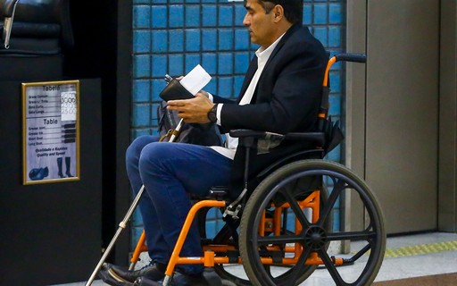 Luciano Szafir embarca de cadeira de rodas em aeroporto do Rio de Janeiro