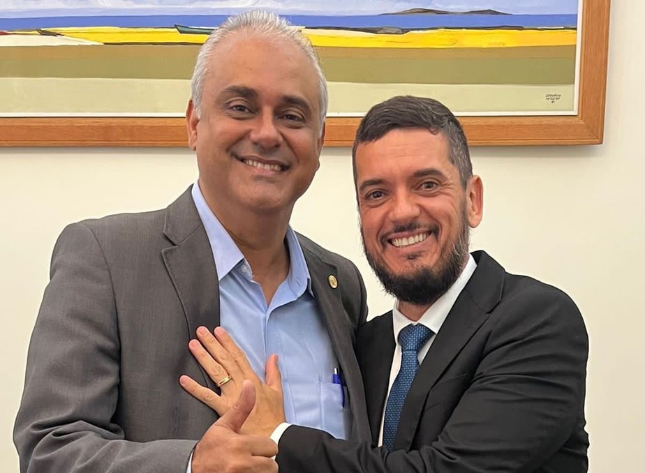 Os deputados do Partido Liberal (PL) Jair Bittencourt e Rodrigo Bacellar que devem disputar a presidência da Alerj