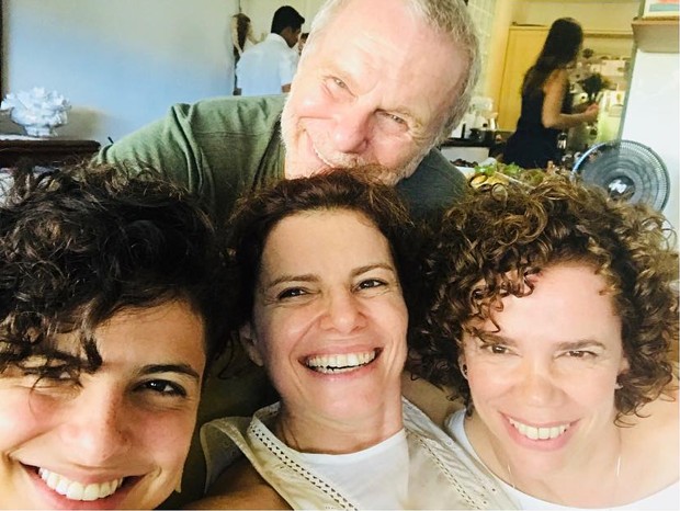 Jonas Bloch com a neta Júlia e as filhas Debora e Deni (Foto: Reprodução Instagram)