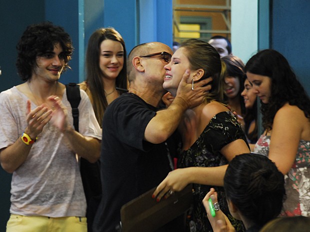 Ao se despedir, Carolinie ganhou beijo do diretor Mario Marcio Bandarra (Foto: Cedoc / TV Globo)