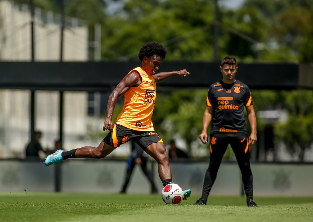 Alex integra comissão de Vítor Pereira e usa Corinthians como faculdade e dá atenção a jovens
