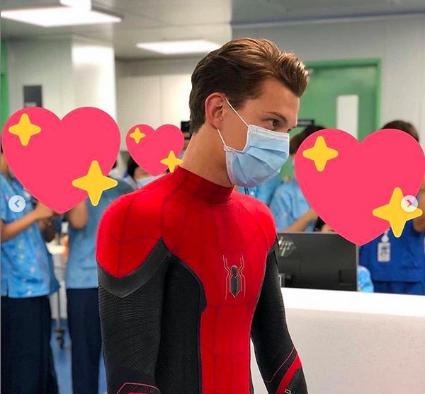 O ator Tom Holland como Homem-Aranha em visita ao Seoul National University Hospital (Foto: Instagram)