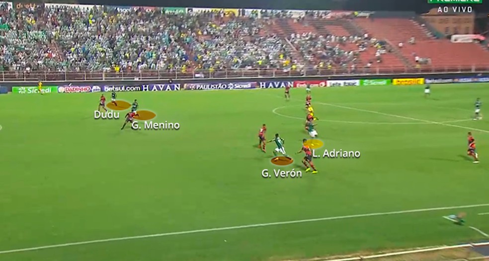 Pivô de Luiz Adriano foi fundamental para os gols — Foto: Leonardo Miranda