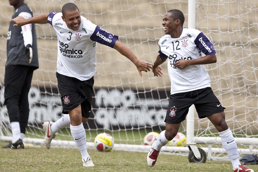 Ronaldo e Elias campe&otilde;es pelo Corinthians da Copa do Brasil &mdash; Foto: Daniel Augusto Jr / Ag&ecirc;ncia Corinthians