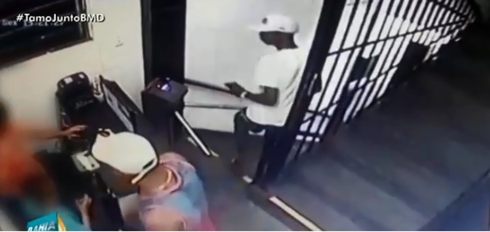 Um dos bandidos roubou o celular que estava na mão de uma criança (Foto: Reprodução/ TV Bahia)