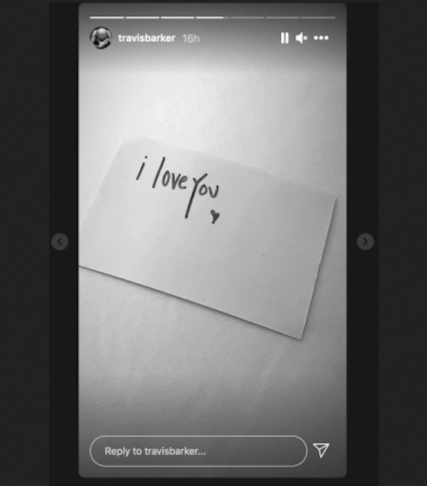 O cartãozinho com a declaração de amor enviado por Kourtney Kardashian a Travis Barker (Foto: Instagram)