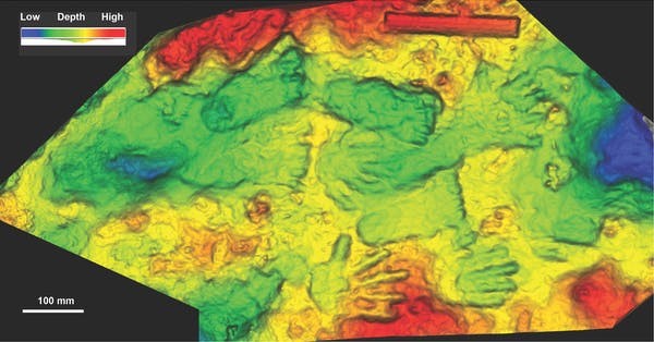 Modelo em relevo 3D da mão e pegadas fósseis de Quesang com cores que mostram a profundidade das impressões nas rochas. (Foto: Matthew Bennett/Reprodução The Conversation)