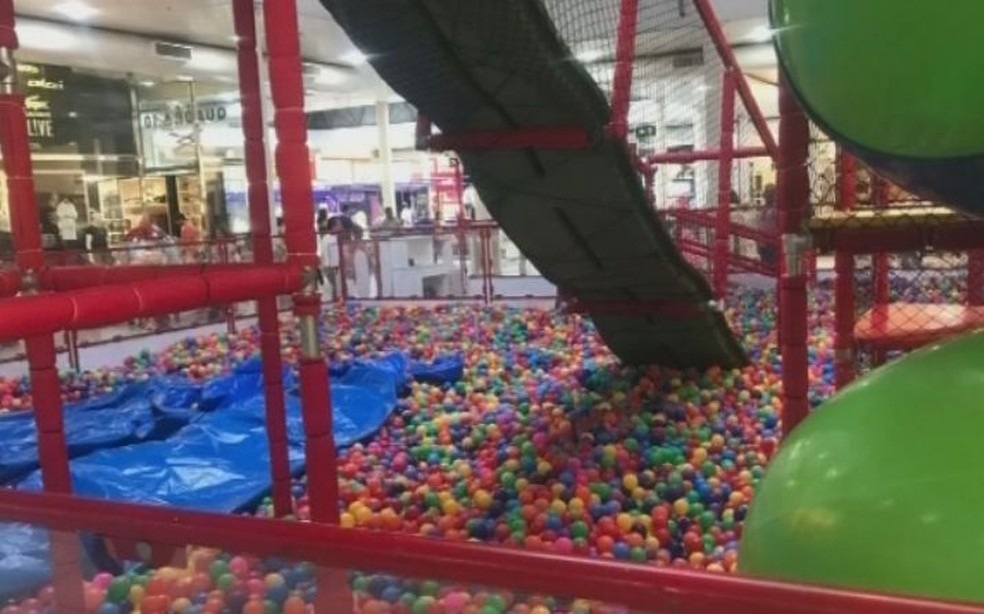 Brinquedo foi colocado em shopping de Marília (Foto: TV TEM / Reprodução )