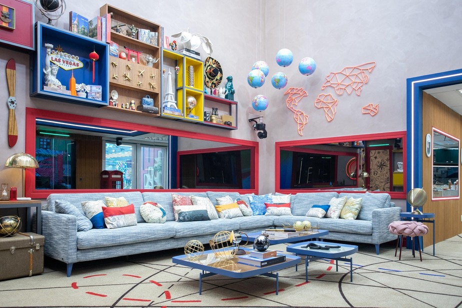 A sala do BBB 23 possui o sofá 'Model' e o conjunto de mesas de centro 'Frame', do designer Sérgio Batista, e a banqueta 'Cloud', do designer Humberto da Mata