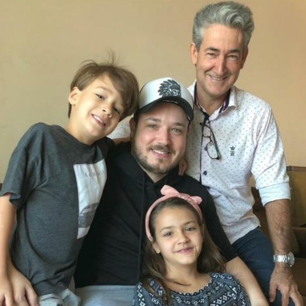 Israel com o pai, Antonio, e os filhos (Foto: Divulgação)