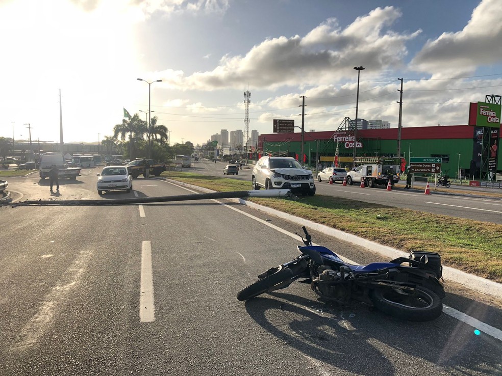 Moto atingida por poste no viaduto de Ponta Negra, na Zona Sul de Natal. — Foto: Vinícius Marinho/Inter TV Cabugi