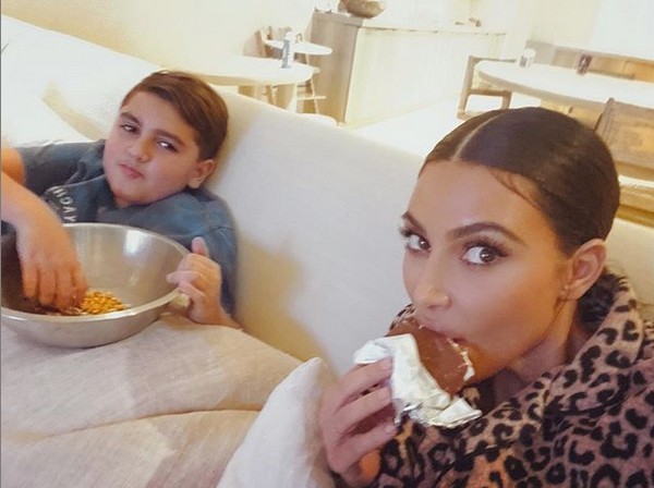 A socialite Kim Kardashian com o sobrinho, Mason Disick (Foto: Instagram)