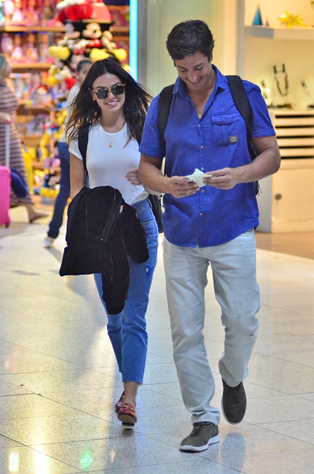 Isis Valverde e André Resende juntos em Aeroporto Santos Dumont, Rio de Janeiro (Foto: AgNews)