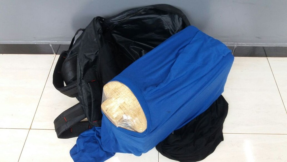 Droga estava dentro de mochila do adolescente em Tietê (Foto: Divulgação/Polícia Militar Rodoviária)