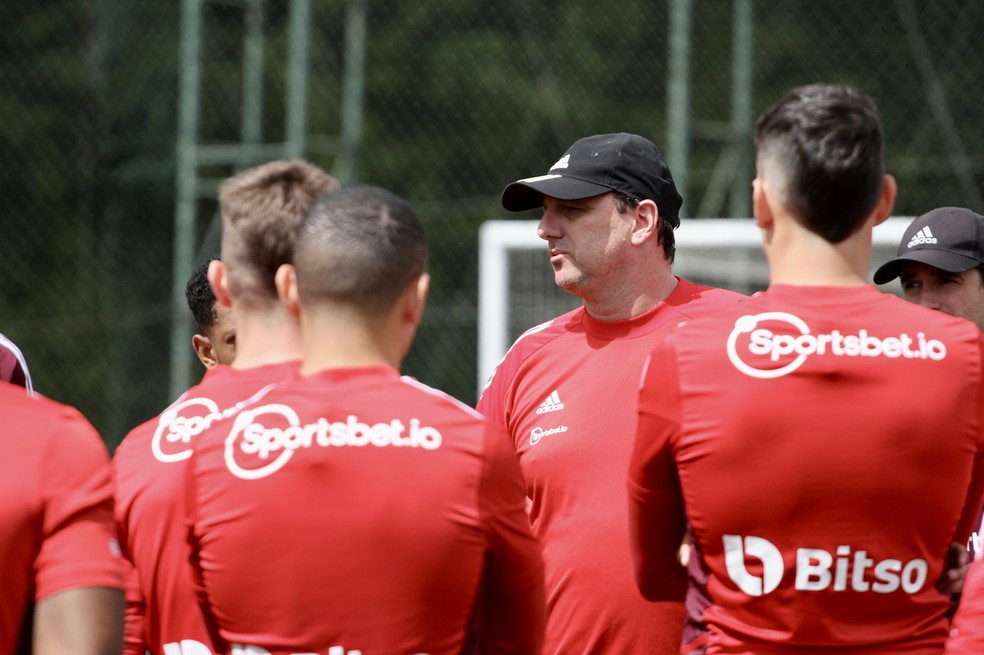 Rogério Ceni conversa com jogadores em treino do São Paulo — Foto: São Paulo