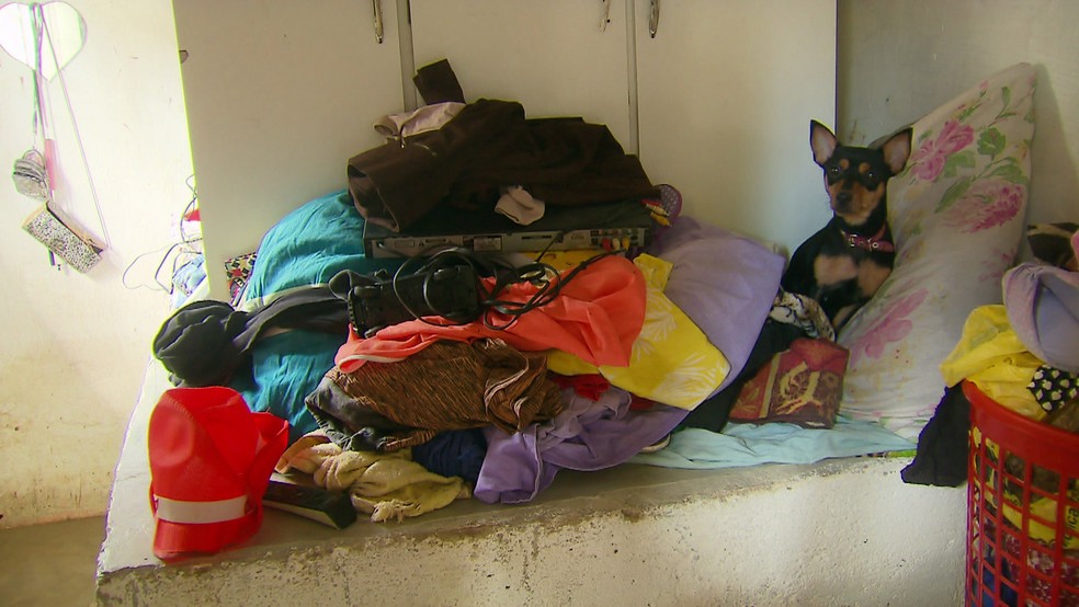 Moradores do Grande Recife tiveram que suspender m&oacute;veis por causa da chuva (Foto: Reprodu&ccedil;&atilde;o/TV Globo)