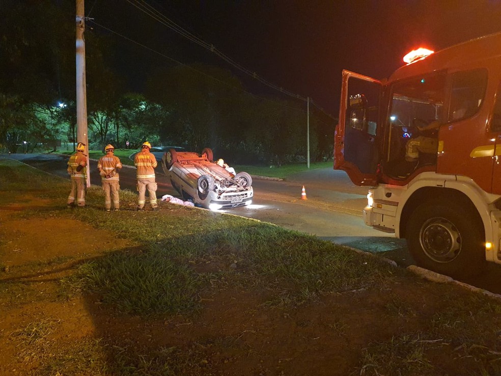 Motorista de 49 anos morre após capotar carro na Epia Sul — Foto: CBMDF/Divulgação