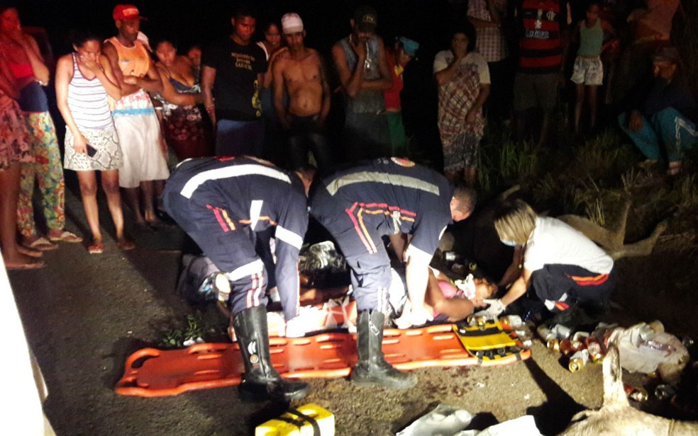 Vítima foi socorrida pelo Samu, após atropelamento na BR-242 (Foto: Edivaldo Braga/Blog Braga)