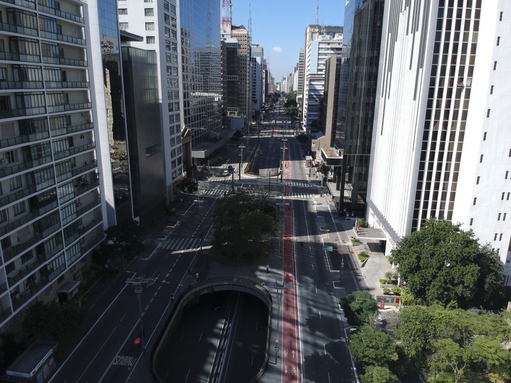 Avenida Paulista praticamente vazia neste sábado, 16 de maio — Foto: Mister Shadow/ASI/Estadão Conteúdo