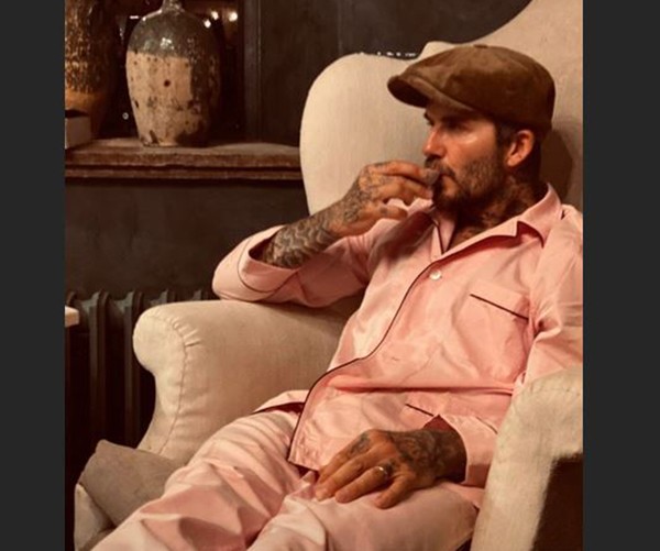 espiral contrabando Emoción Victoria mostra o marido David Beckham com pijama de R$ 2,5 mil em noite de  filme e saquê - Monet | Celebridades