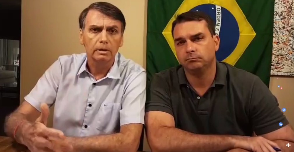 Jair Bolsonaro ao lado do filho mais velho, o senador eleito FlÃ¡vio Bolsonaro (PSL) â€” Foto: ReproduÃ§Ã£o, Facebook