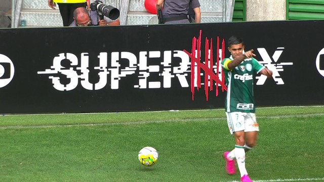 <p>
 Moisés cobra arremesso lateral na área, Vitor Hugo desvia, mas Filipe Machado afasta. Na sobra, Jean arrisca de longe, e a bola passa à direita do gol de Danilo.</p>
