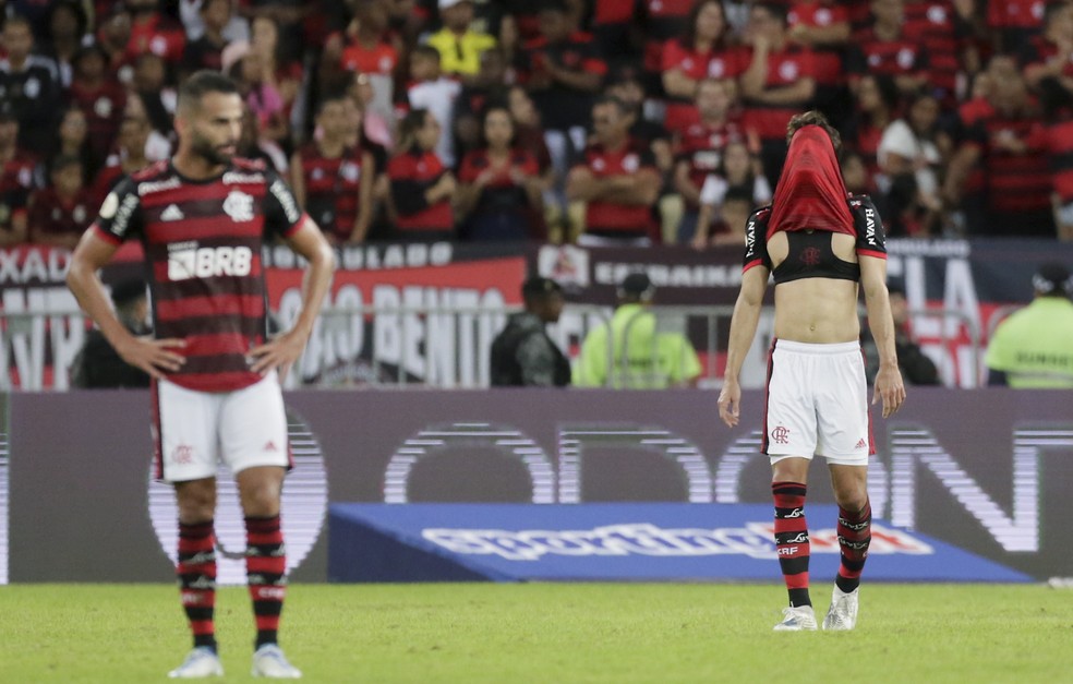 Thiago Maia e Rodrigo Caio atônitos com a derrota do Flamengo para o Fortaleza, no Maracanã — Foto: Marcelo Theobald