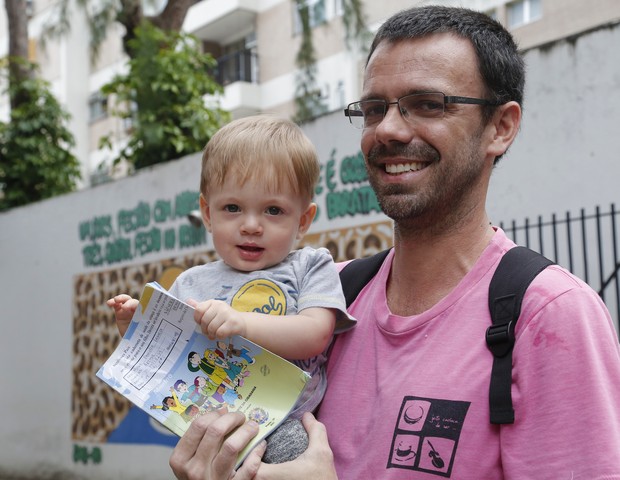 Thiago Macedo de Almeida e o pequeno Arthur com sua caderneta de vacinação atualizada (Foto: Marcelo de Jesus) Thiago Macedo de Almeida e o pequeno Arthur com sua caderneta de vacinação atualizada (Foto: Marcelo de Jesus)