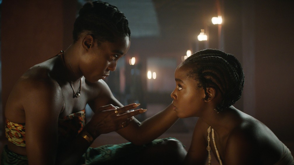 Izogie (Lashana Lynch) e Nawi (Thuso Mbedu) criam uma parceria em "A Mulher Rei" &mdash; Foto: Divulga&ccedil;&atilde;o