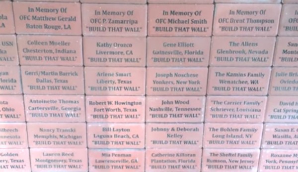 Muro comemorativo que poderá ser colocado na fronteira do México (Foto: Reprodução)
