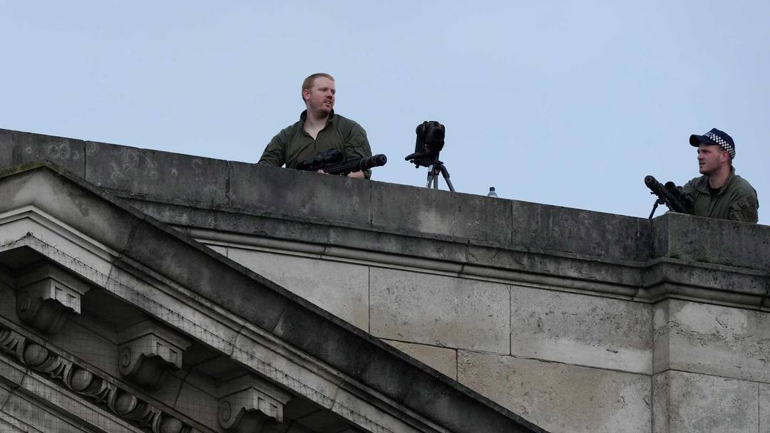 Atiradores de elite vigiam o telhado do Palácio de Buckingham antes da cerimônia de coroação do rei Charles