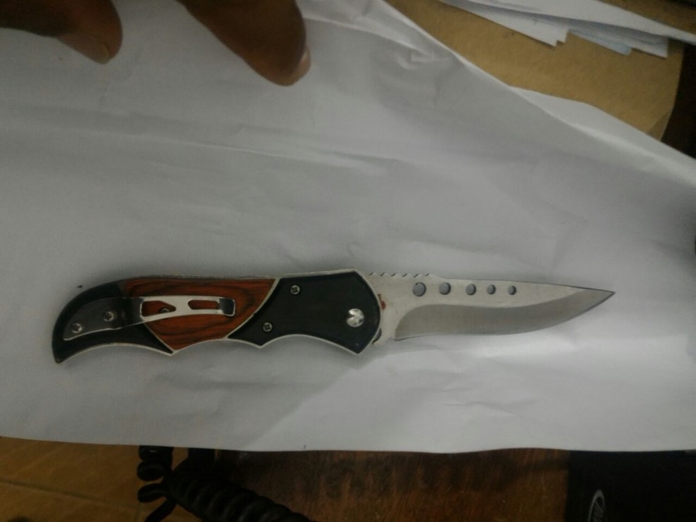 Suspeito usou esta faca para matar a adolescente  (Foto: Machadinho190/Reprodução)