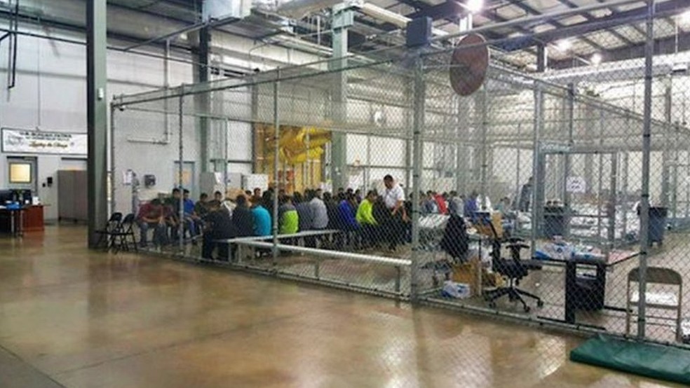 Os imigrantes sÃ£o mantidos numa espÃ©cie de jaula nos centros de detenÃ§Ã£o montados no Texas; jornalistas disseram ter visto crianÃ§as em condiÃ§Ãµes semelhantes (Foto: ALFÃNDEGA E PROTEÃÃO DE FRONTEIRAS DOS EUA)