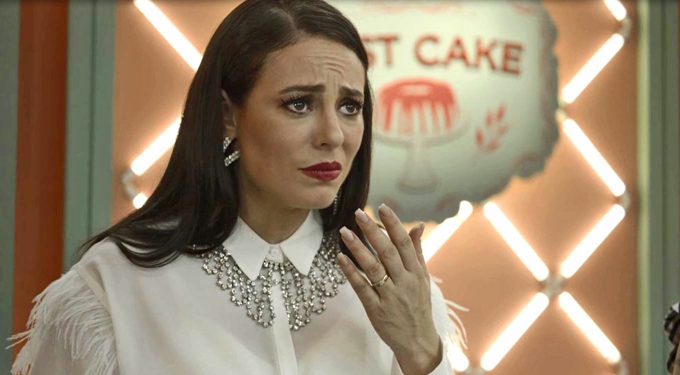 Vivi Guedes (Paolla Oliveira) não consegue disfarçar a insatisfação com bolo salgado de Maria da Paz (Juliana Paes), em 'A Dona do Pedaço' — Foto: Globo
