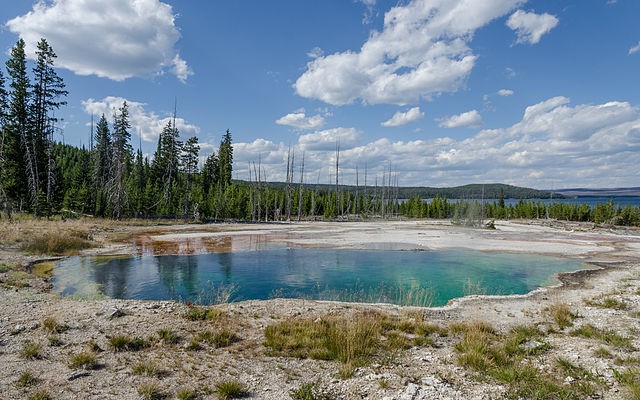 Abyss Pool, no Parque Nacional de Yellowstone, onde foi achado um sapato com um pé humano dentro (Foto: DXR/ Wikimedia Commons )