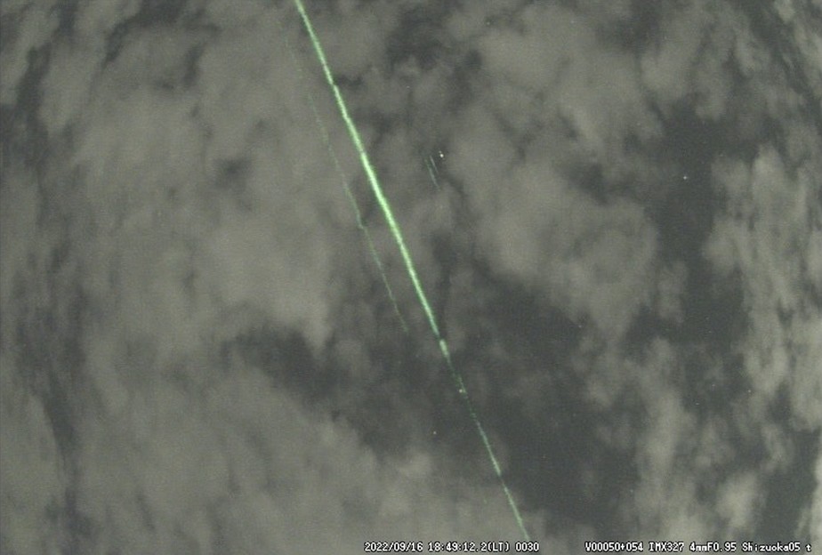 O satélite tem seis feixes: o feixe mais à esquerda é o 4; o mais forte próximo a ele é o 3; duas listras verdes curtas se espalham pelas nuvens mais altas; e o ponto ao lado é o satélite