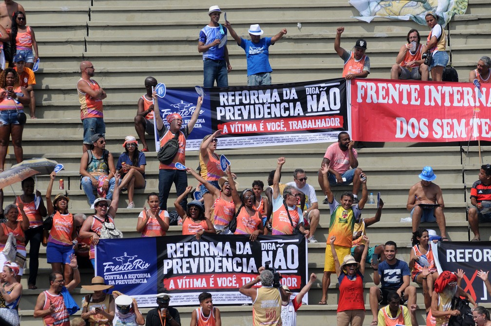 Plateia faz protesto contra a Reforma da Previdência nas arquibancadas da Marquês de Sapucaí (Foto: Alexandre Durão/G1)
