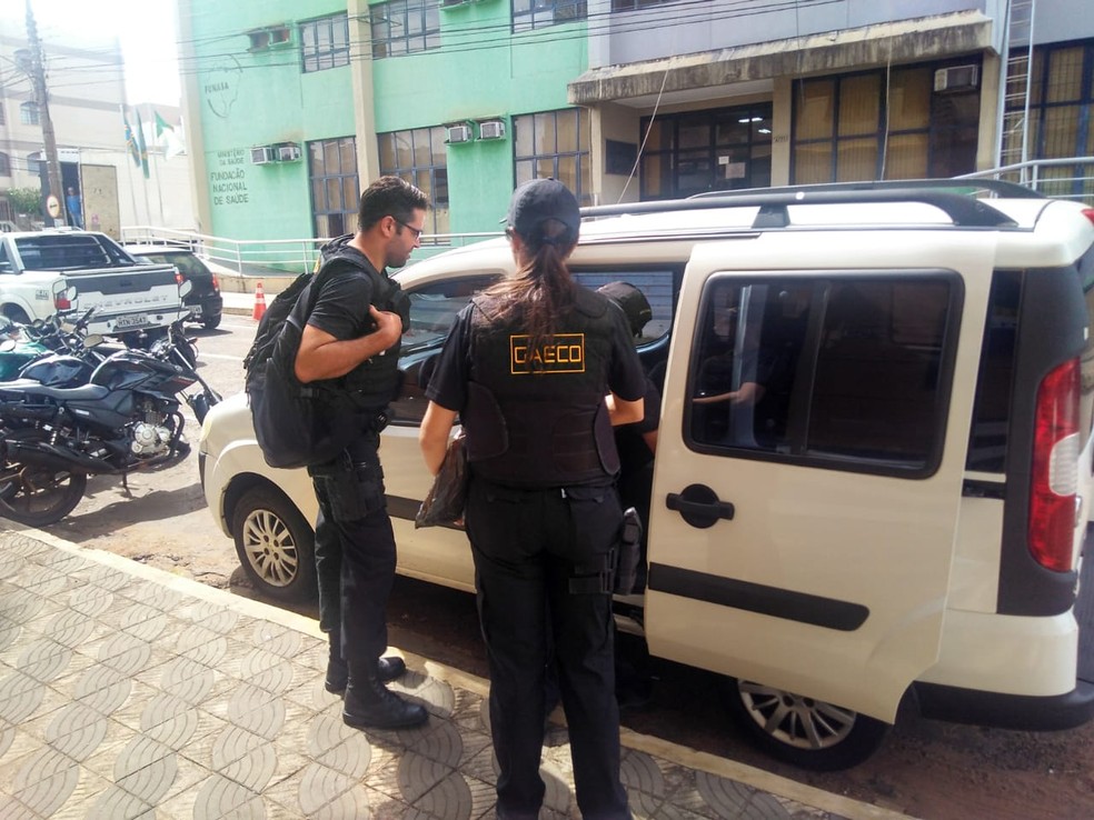 Membros do Gaeco saem de local onde foi feita a apreensão de materiais durante a operação Convite, deflagrada nesta quarta-feira (28), em Campo Grande — Foto: Osvaldo Nóbrega/TV Morena