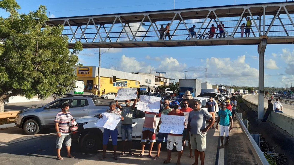 Protesto contra a proibi&ccedil;&atilde;o de r&eacute;veillon em Pipa fecha a BR-101 em Goianinha &mdash; Foto: S&eacute;rgio Henrique Santos/Inter TV Cabugi