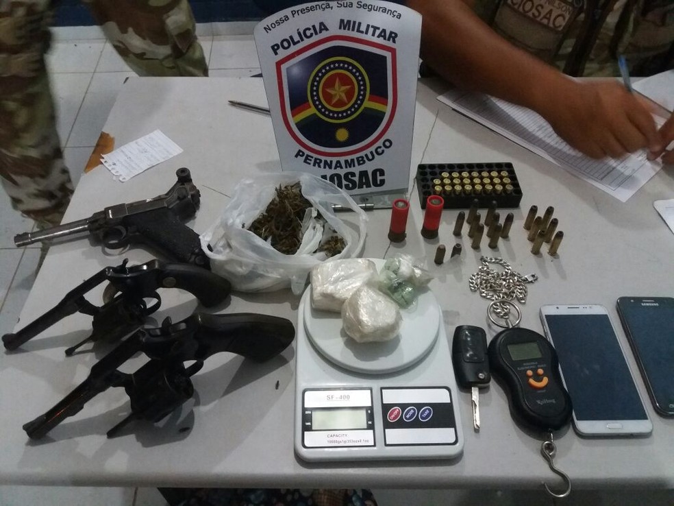Armas de fogo, drogas e muncições foram apreendidas  (Foto: Polícia Militar/Divulgação)