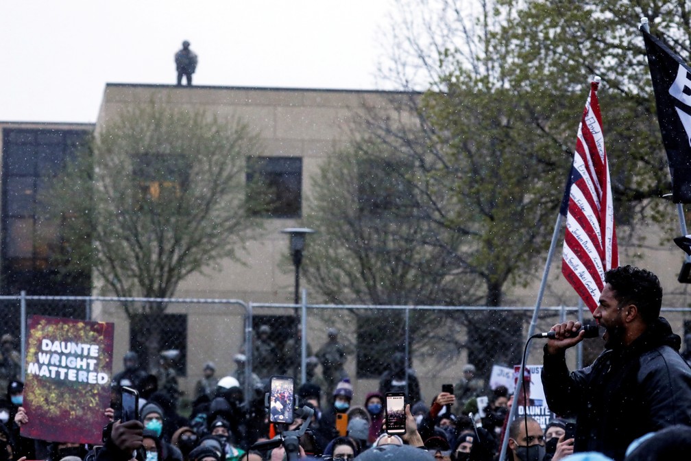 Toussaint Morrison fala aos manifestantes em frente ao departamento de Polícia do Brooklyn Center, que está sob forte esquema de segurança, após a morte do jovem negro Daunte Wright em uma abordagem policial no Minnesota, Estados Unidos, em 13 de abril de 2021 — Foto: Leah Millis/Reuters