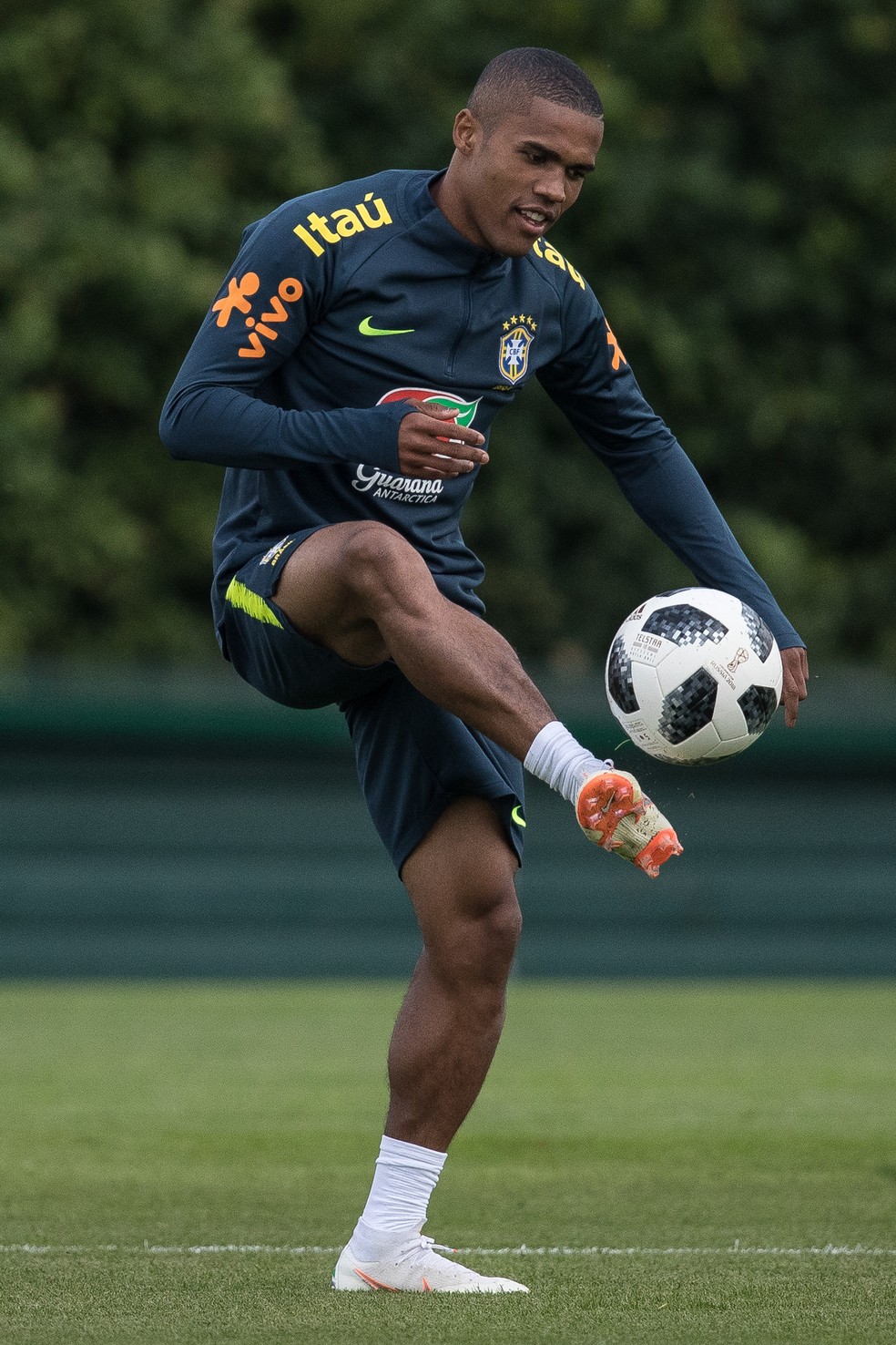 Douglas Costa trabalhou com o grupo pela primeira vez sem limitações (Foto: Pedro Martins / MoWA Press)