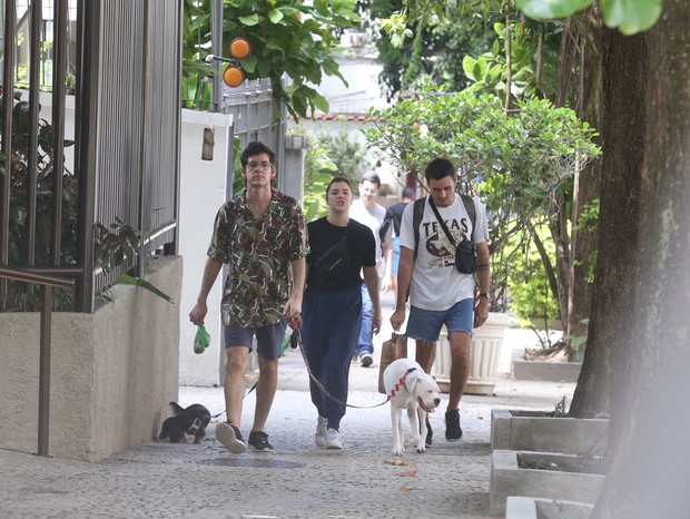 Alice Wegmann passeia com cachorro ao lado de amigos (Foto: AgNews)