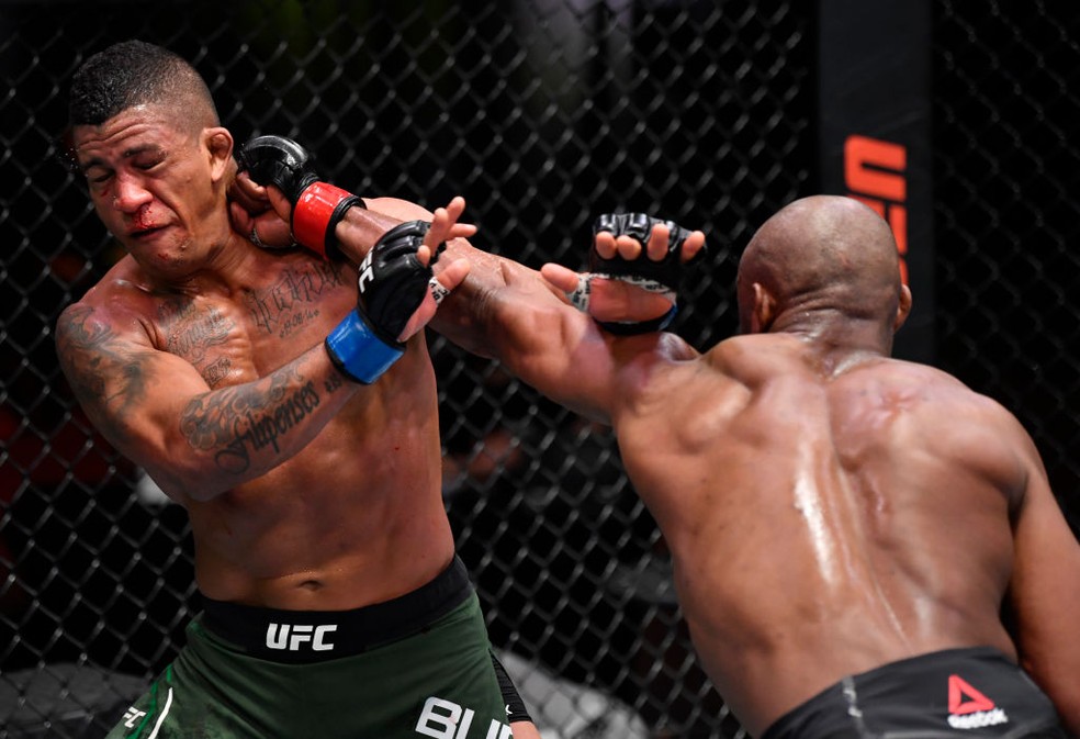 Gilbert Durinho é nocauteado por Kamaru Usman na luta principal do UFC 258 — Foto: Getty Images