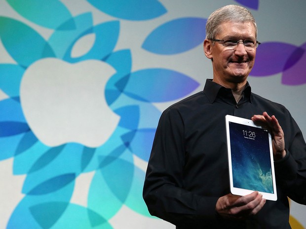 Tim Cook, presidente executivo da Apple, apresenta o novo iPad Air nesta terça-feira (22), em San Francisco, nos EUA. (Foto: Justin Sullivan/France Presse)