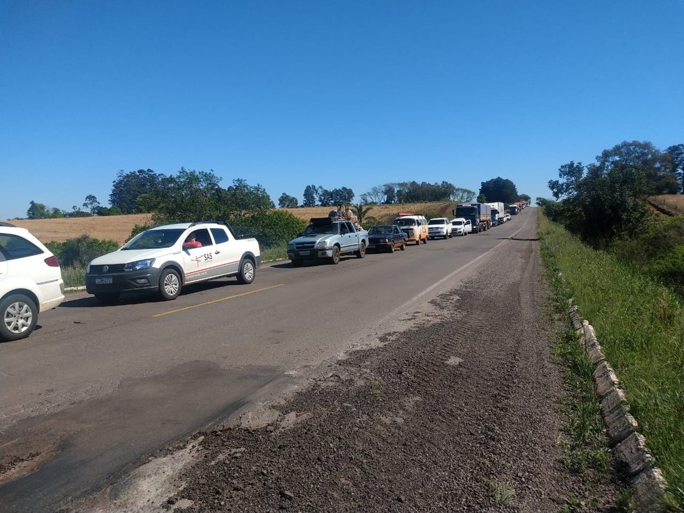 Bloqueio parcial de pista após acidente gerou congestionamento na rodovia — Foto: Viviane Lara/RBS TV