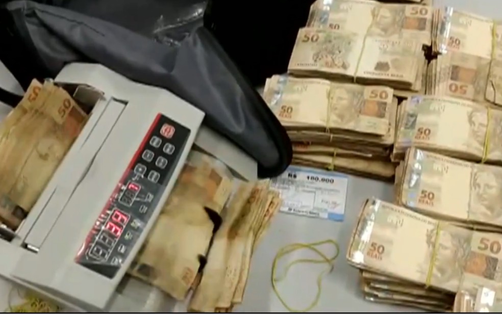Dinheiro apreendido durante operação contra grupo suspeito de cobrar propinas de empresários goianos — Foto: Reprodução/TV Anhanguera